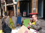 21_Birgit_und_Marco_hüten_das_Warenlager.jpg